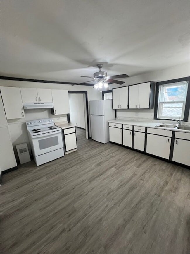 Building Photo - 111 N Polk St Unit #3