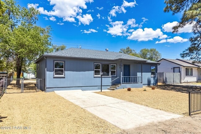 Photo - 844 Flora St