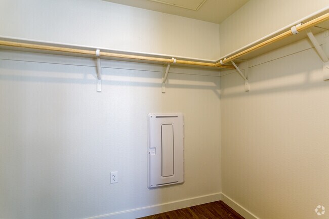 1BR, 1BA - 757SF