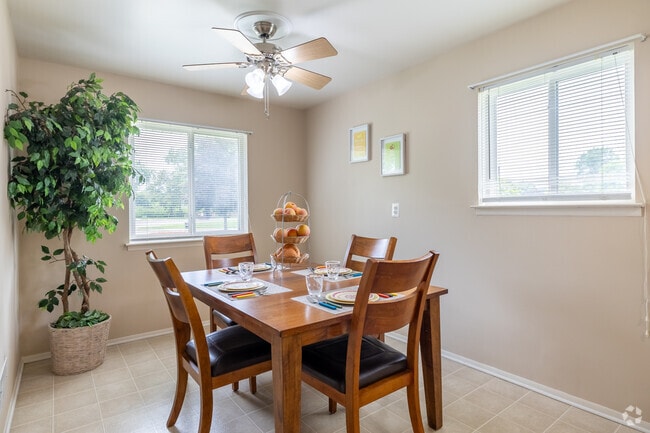 3BR, 1BA - 1,050SF - Dining Room