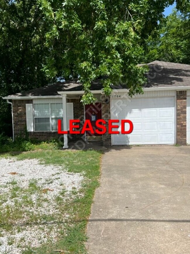 Building Photo - 1702-1704 N. Lewis Ave Unit LEWIS 1704-1