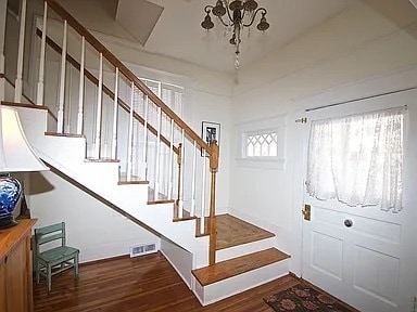 Hall de entrada - puerta principal a la izquierda - 1203 Woodrow St