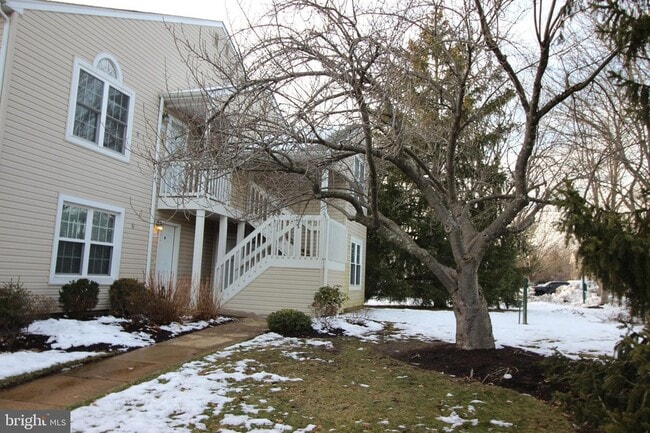 Building Photo - 2604 Beacon Hill Dr Unit 2