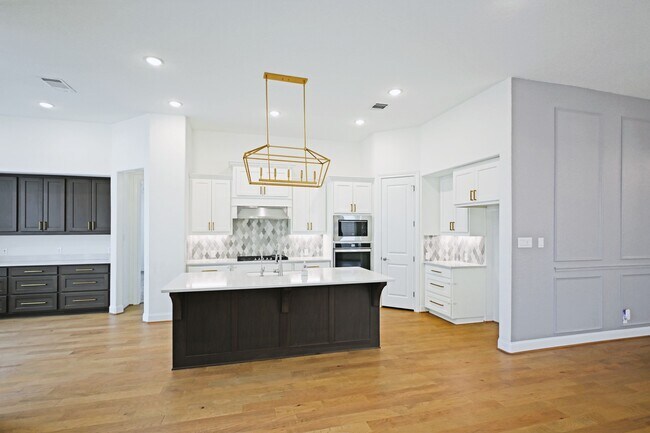 1438 Oaklawn Dr