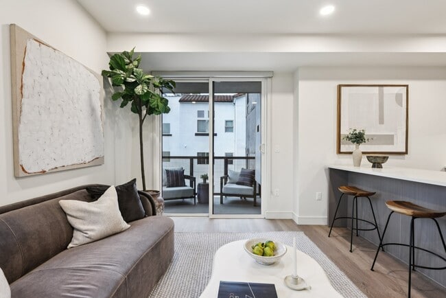 2 BD 1 BA - 776sf
