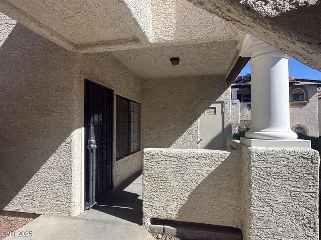Building Photo - 1403 Santa Margarita St Unit D
