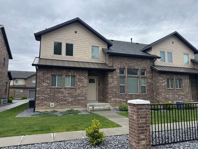 Building Photo - 3 bdrm 2 1/2 bath Townhome- Small Dog Friendly