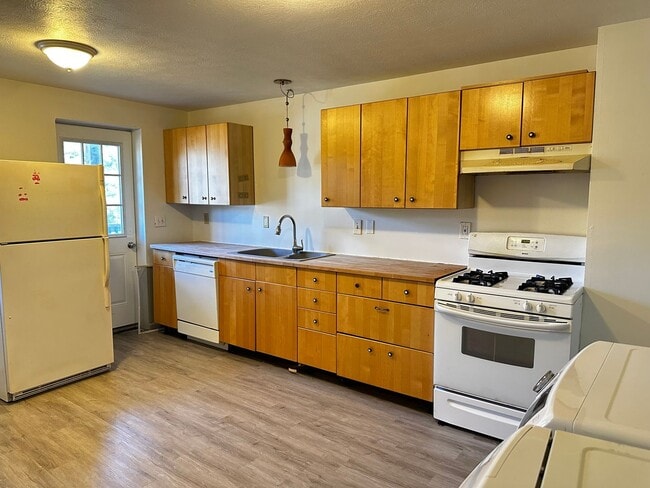 Photo - Spacious & Updated 2-Bedroom Apartment Unidad A