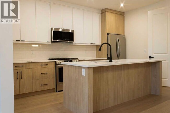 Photo - 1512-1521 21 Ave NW