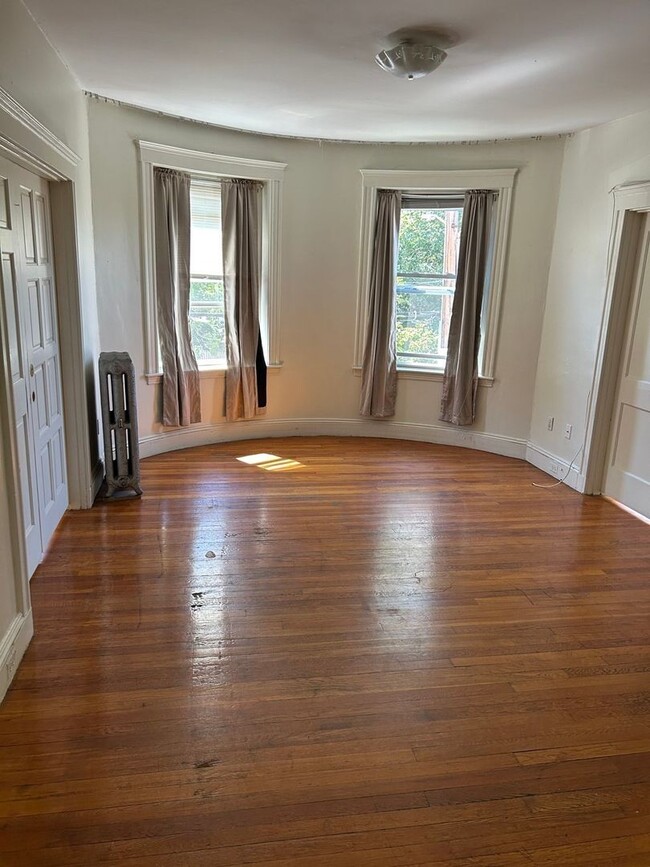 Building Photo - 4-bed + 2-bath Washington Square Brookline