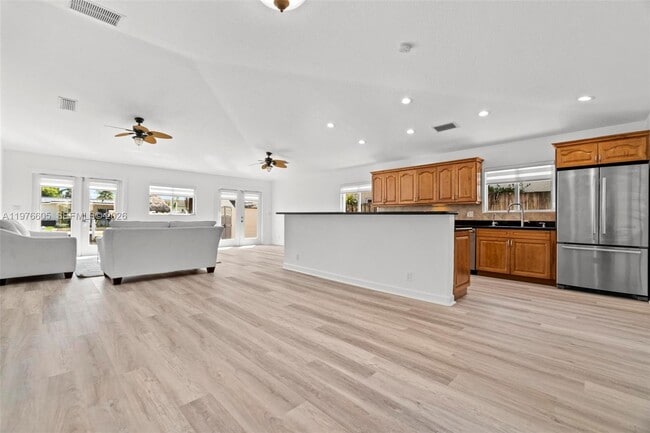 Photo - 947 Nautilus Is