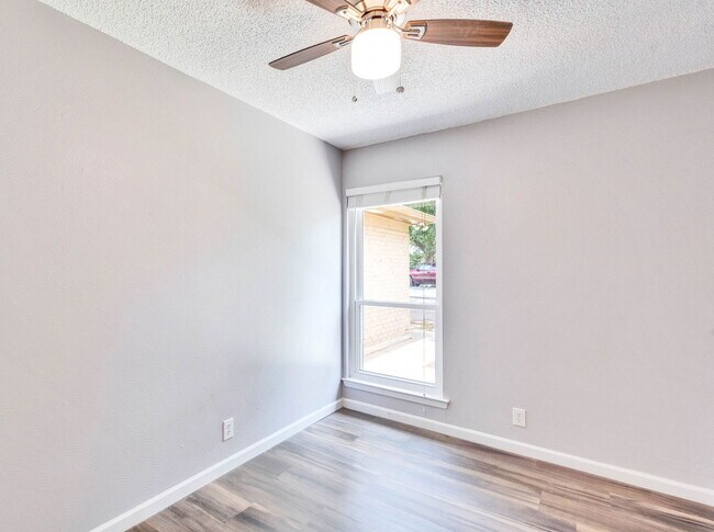 Photo - 1007 Echo Ln