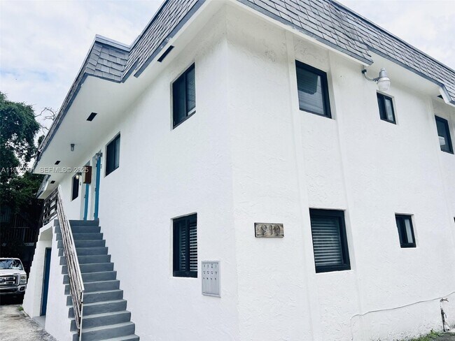 Building Photo - 910 SW 4th Ave Unit 3