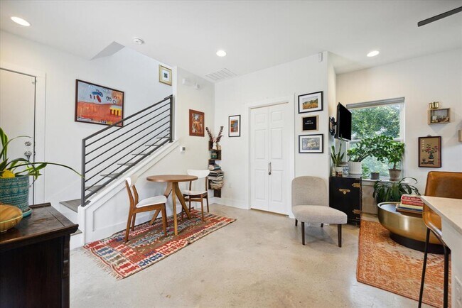 Photo - 5006 Baker St