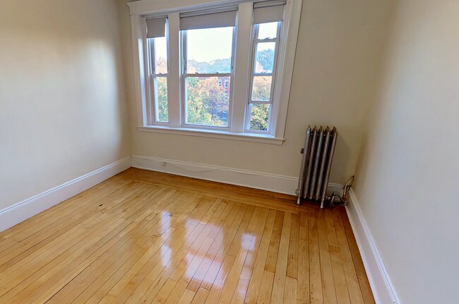 Photo - 9/1 NO FEE! Spacious, sunny 2BR near Cleve...