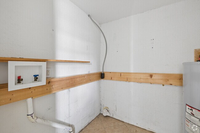 2BR, 1BA - 740SF - Laundry