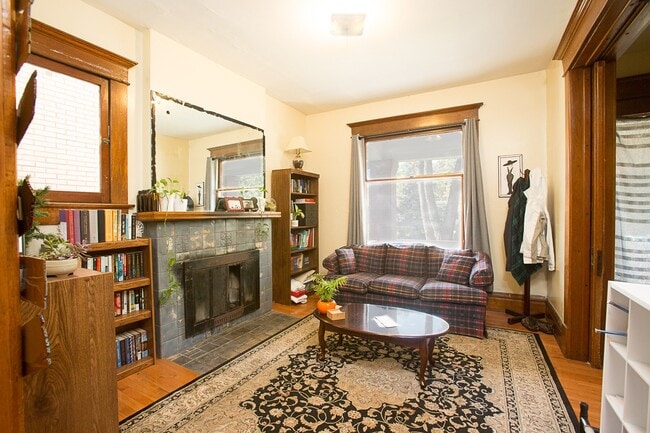 2136 Summit St- Large 5 Bedroom Home