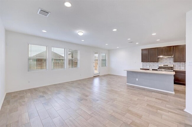 Photo - 307 Simmental Loop