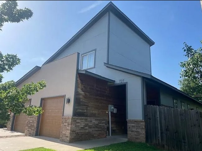 Photo - Modern 3-Bedroom Duplex Near OU Health Cen...