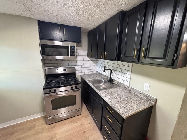 Building Photo - 1636 E State St Unit apt 2