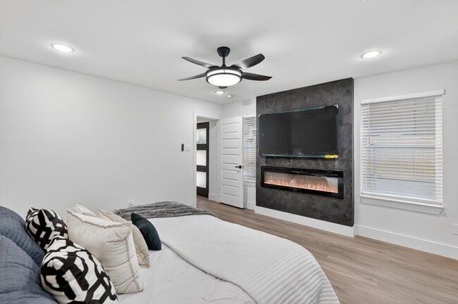 Photo - 2404 Dyson St