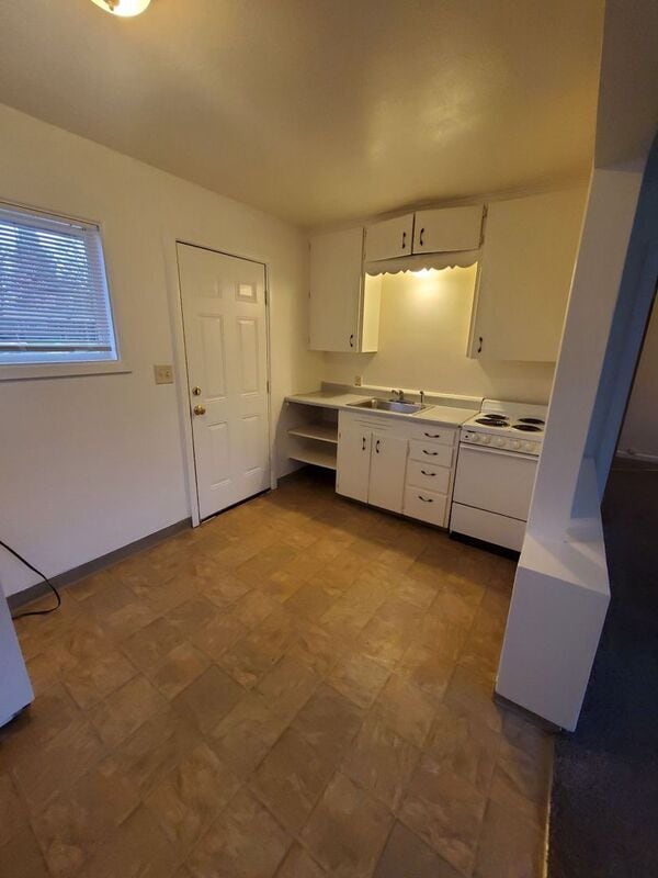 Photo - 906 Fir St S