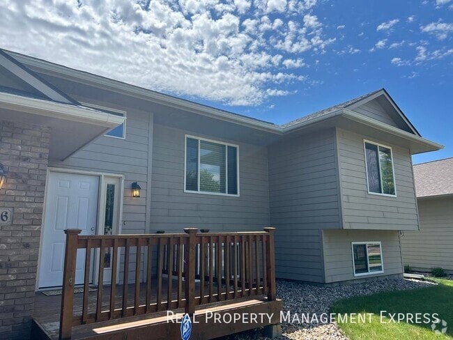 Building Photo - Spacious 5-Bedroom Gem with Open Concept &... Rental