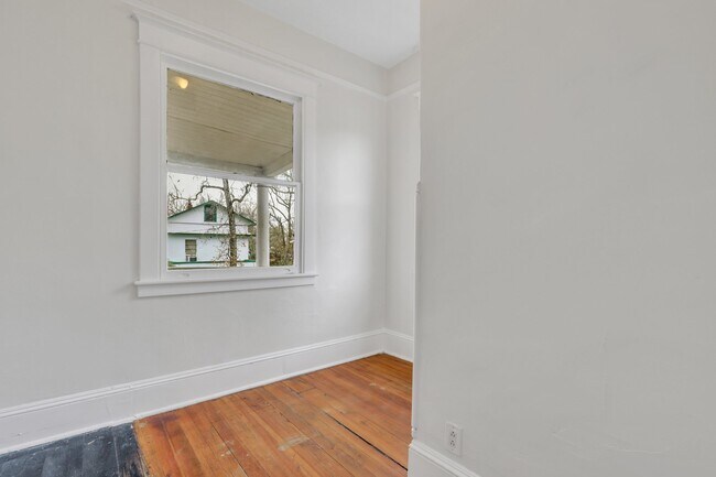 Second Bedroom -quant but light and airy - 1120 E 31st St Unit B