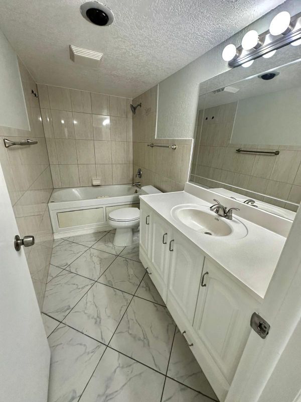 Photo - 4158 Inverrary Dr Unit 202