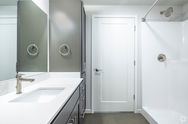 1BR, 1BA - 768SF - Bathroom