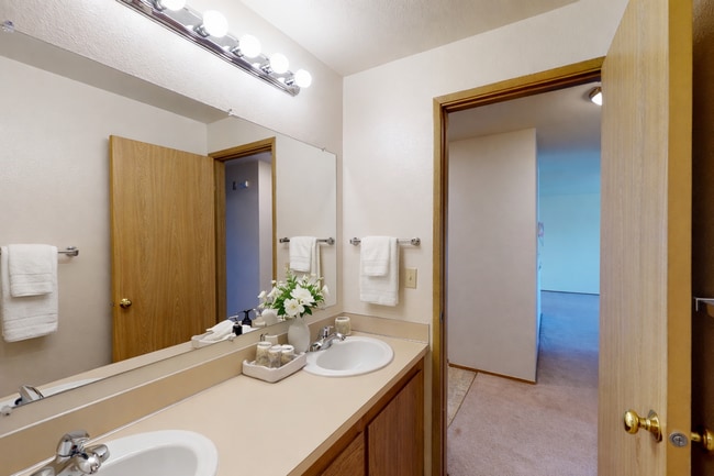 Photo - Lakeview Court Apartments