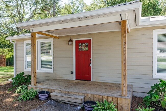 Photo - Beautiful Ranch Home in Prime Jefferson Location – Pet Friendly!