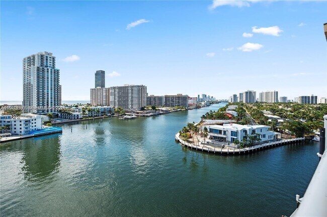 Photo - 121 Golden Isles Dr Unidad 703