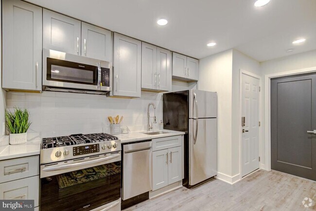 Building Photo - 1420 Eastern Ave NE Unit 5 Rental