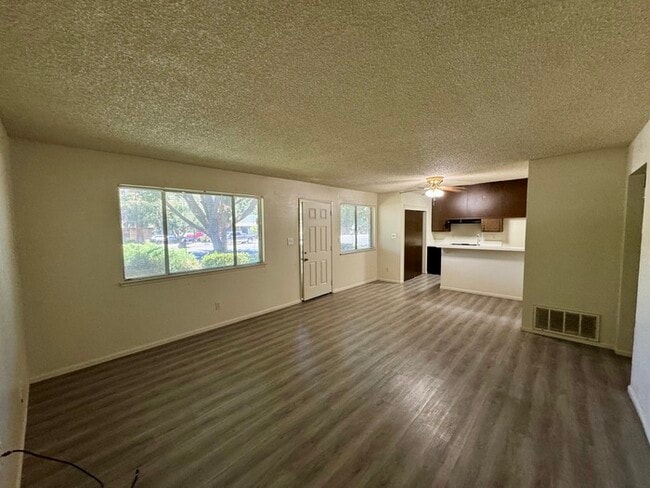 Citrus Heights 2BD/1BA with Community Pool