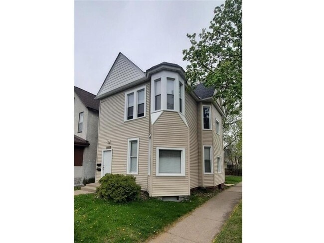 Building Photo - 1199 Burr St N Unit 2