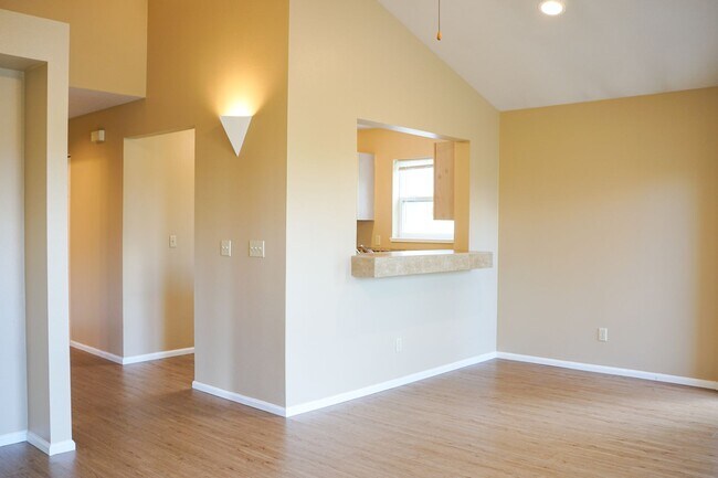 Photo - Top Floor 2 Bed 2 Bath with Vaulted Ceilin... Unidad 235-05