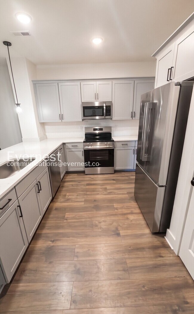 Photo - 2433 E 17th St