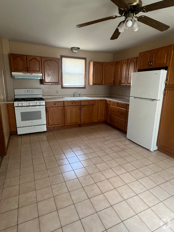 Building Photo - 35 Hoadley St Rental