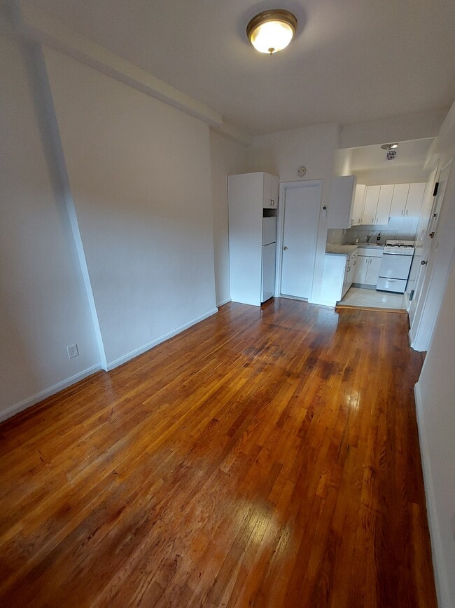Living Room - 156 W 95th St Unit 3B