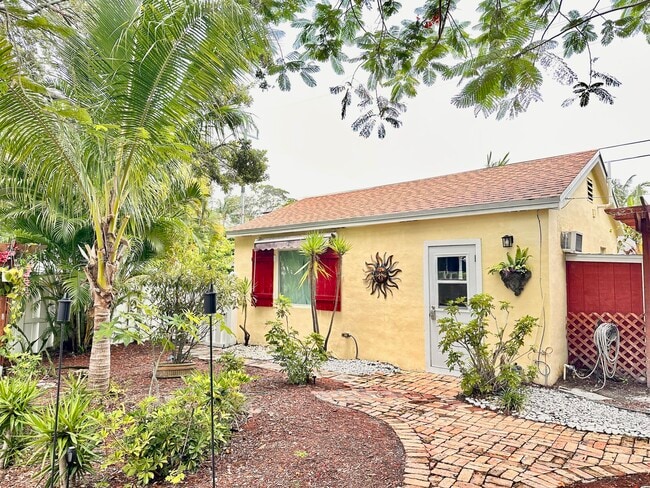 Photo - 303 N Lakeside Dr House
