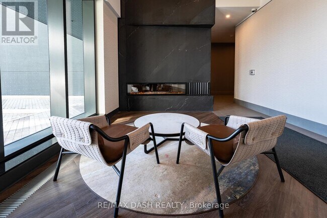 Photo - 1007 The Queensway Unité 1407