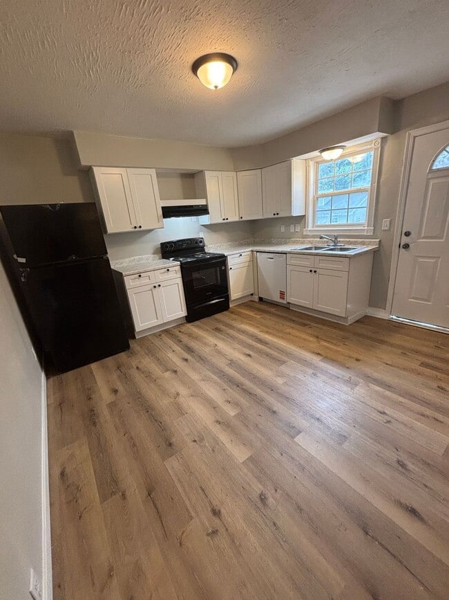 Photo - Newly Renovated 2 Bed 1 Bath Apt Move In Special!!