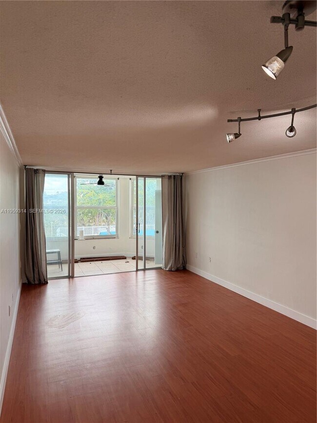 Photo - 1351 NE 191st St Unidad E310