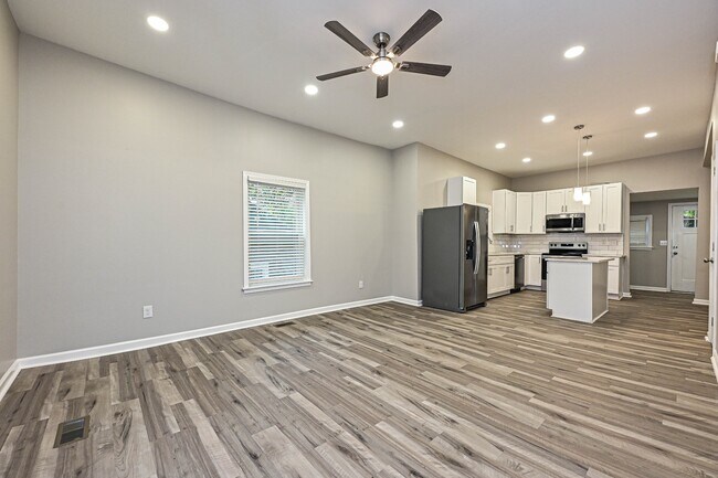 Photo - 117 W Henderson St