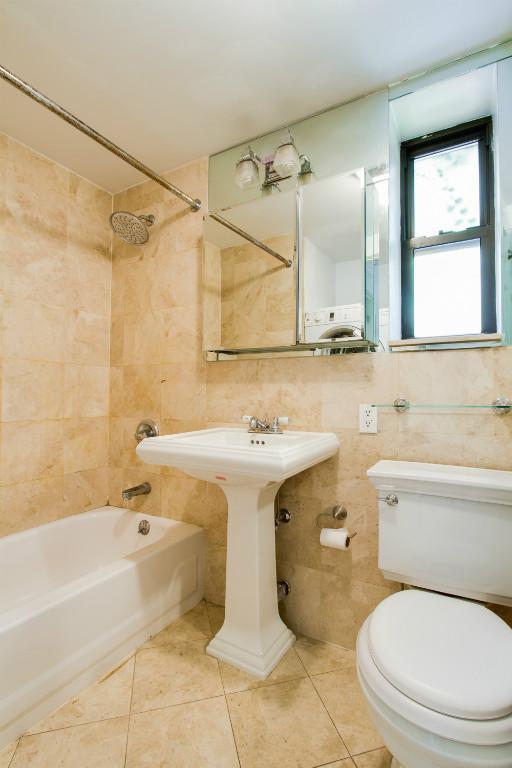 Photo - 233 E 29th St Unidad 2R