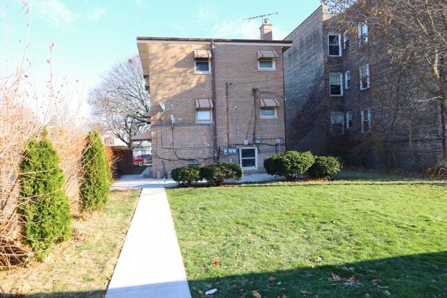 Building Photo - 8124 S Calumet Ave Unit 1