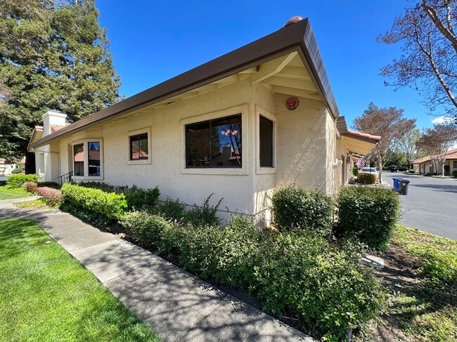 Building Photo - 64 Fountain Grove Cir