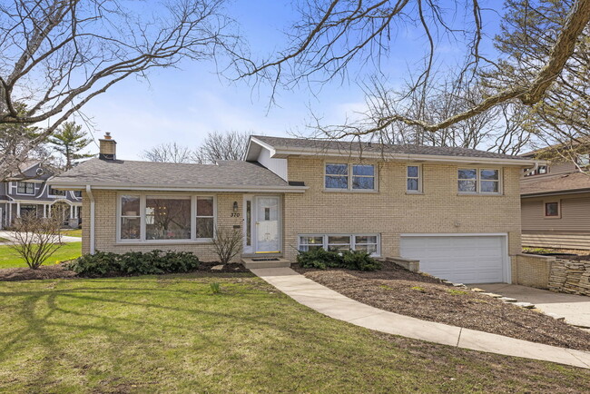 Photo - 370 Prairie Ave House