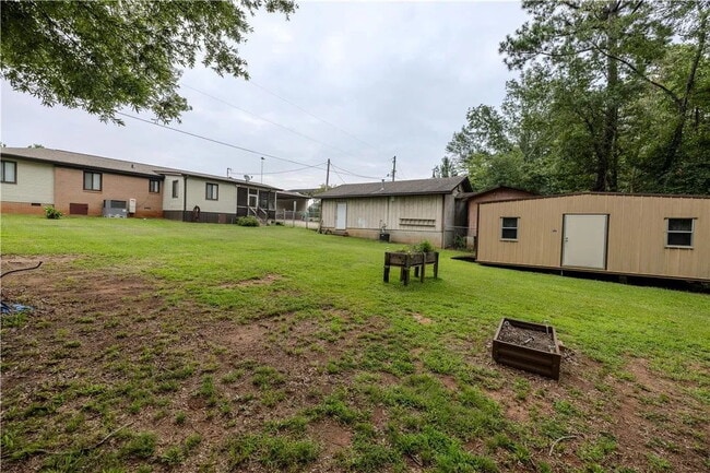 Photo - 3 Bedroom Home w/ Workshop and Fenced Yard